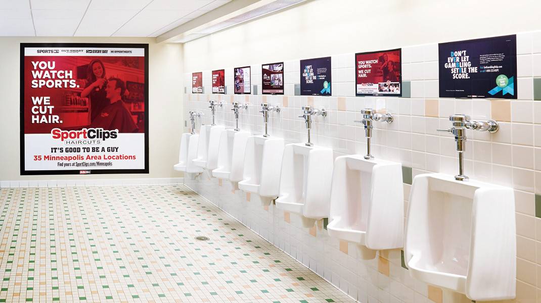 不要小看厕所内的广告的反复阅读率,为广告商开创了神话般的商业